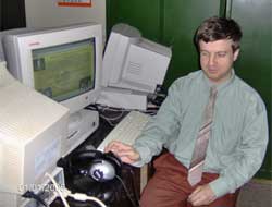 Calculatoarele noului internet cafe sunt dotate cu cititoare de ecran și sintetizatoare vocale