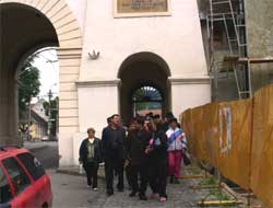 Grupul de vizitatori condus de preedintele Virgil Lazr trecnd prin Poarta Schei