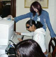 The trainees work on computers equipped with the latest access technologies, helped by specially qualified trainers