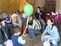 Copii, prini i voluntari bucurndu-se mpreun de eveniment