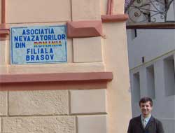 Președintele Virgil Lazăr în fața sediului filialei